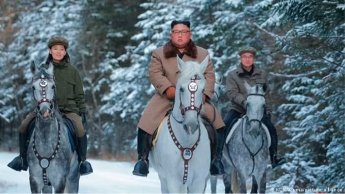 Những khoảnh khắc được dàn dựng về việc ông Kim Jong-un cưỡi ngựa lên núi Paektu để làm người dân phân tâm khỏi các vấn đề nghiêm trọng ở Triều Tiên.
