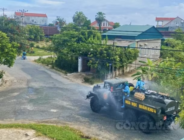 lực lượng Hóa học Quân khu 4 đã tiến hành phun hóa chất khử khuẩn