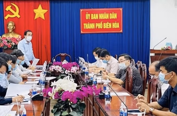 Phó chủ tịch UBND TP. Biên Hoà Nguyễn Duy Tân chủ trì cuộc họp khẩn vào sáng ngày 8/6 liên quan đến nữ công nhân làm việc ở KCN Amata nghi nhiễm Covid-19.