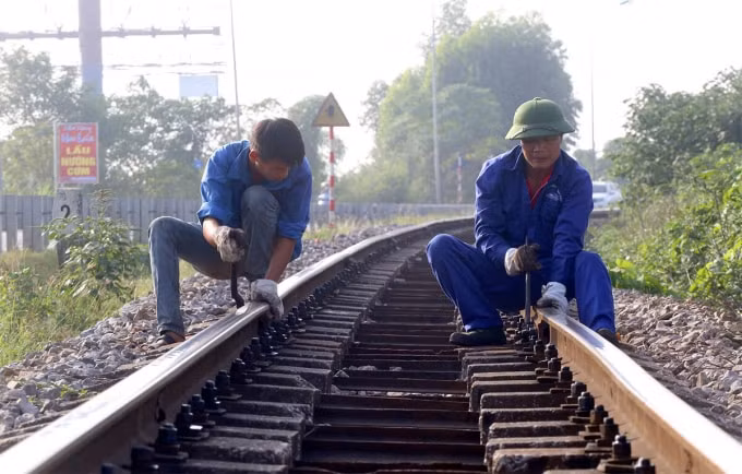 Hiện ngành đường sắt mỗi năm phải chi hàng chục tỷ đồng để tiếp tục sửa chữa, bảo dưỡng hệ thống đường ray. Ảnh minh họa