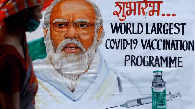 Một bức tranh vẽ Thủ tướng Ấn Độ Narendra Modi ở Mumbai chào mừng chương trình tiêm chủng COVID-19 của đất nước - Ảnh: Reuters