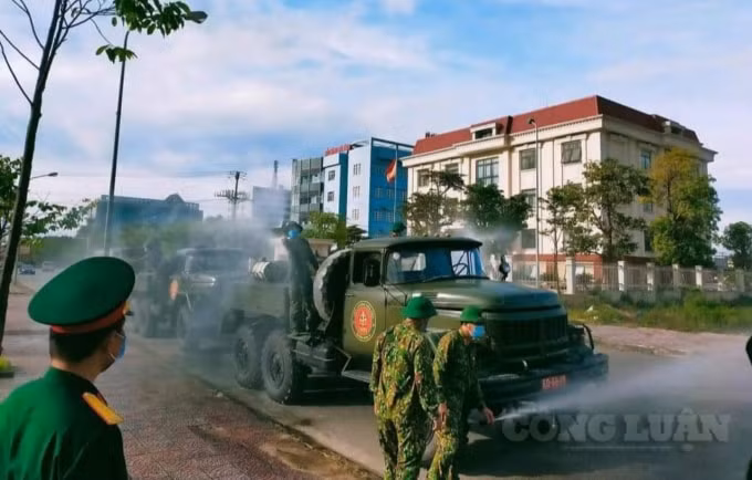 Lực lượng chức năng đang khẩn cấp triển khai việc điều tra, truy vết các trường hợp có liên quan để cách ly, lấy mẫu xét nghiệm.