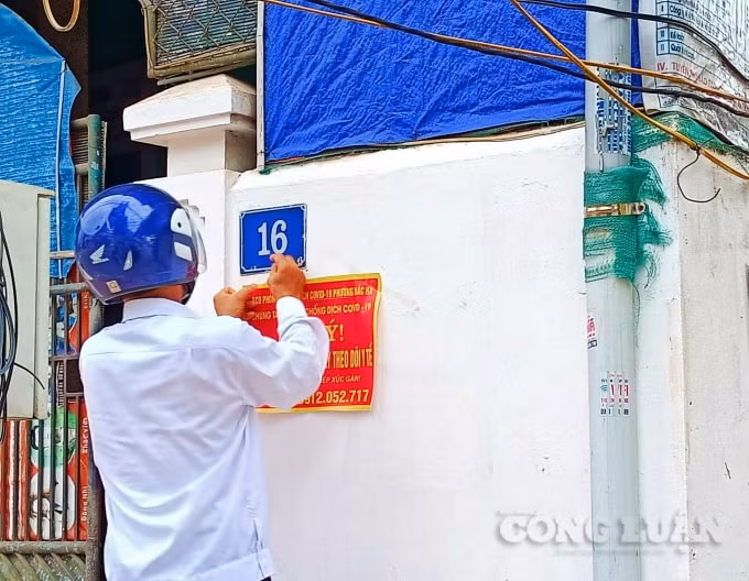 Chị Trần Thị Hải, sống trên đường Nguyễn Huy Tự, TP Hà Tĩnh cho biết, khi nghe thông báo giãn cách xã hội, người dân chúng tôi sống trên tuyến đường này đã chấp hành đóng cửa, thường xuyên ở trong nhà để phòng dịch lây nhiễm. Chỉ khi nào có việc quan trọng, người trong gia đình tôi mới phải ra ngoài, lương thực và thực phẩm thì cũng đã có sẵn trong nhà đủ dùng nhiều ngày, để khỏi phải ra đường nguy hiểm.