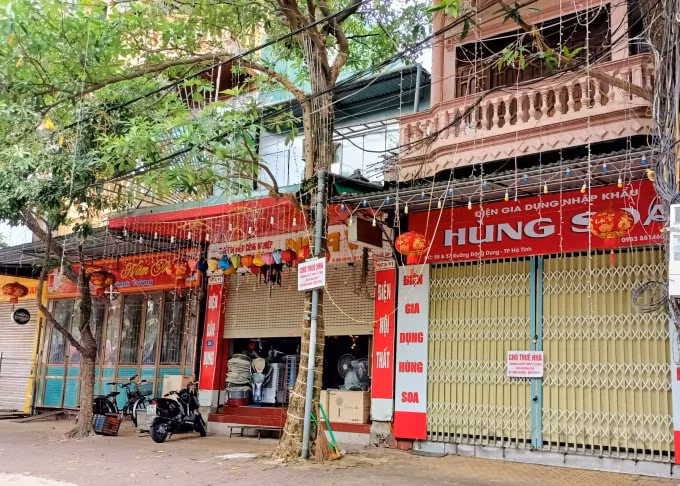 Lác đác ở khu chợ, hay ở một số tuyến đường vẫn hoạt động để cung cấp lương thực, thực phẩm và các nhu yếu phẩm cho người dân nhưng đều tuân thủ quy định phòng dịch như không tụ tập đông người, giữ khoảng cách và mang khẩu trang thường xuyên.