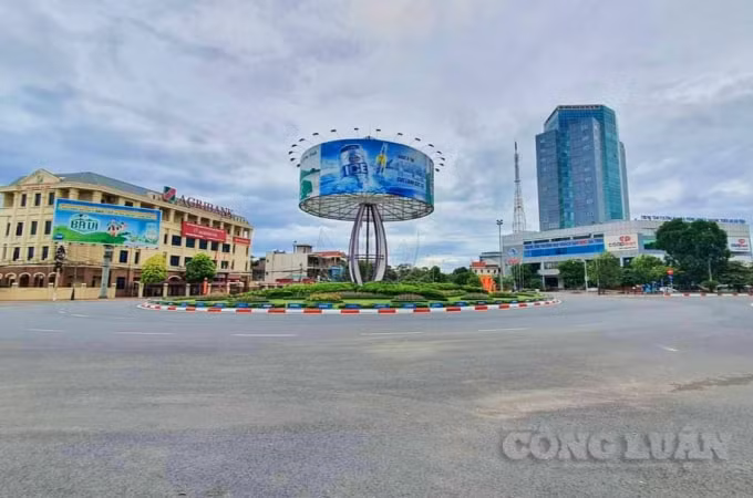 Trái ngược với không khí đông đúc, nhộn nhịp thời gian qua, nhiều tuyến đường tại trung tâm thành phố Hà Tĩnh chiều ngày 8/6 trở nên vắng vẻ, thưa thớt xe cộ qua lại, sau khi Hà Tĩnh thực hiện giãn cách xã hội từ 12 giờ trưa nay.