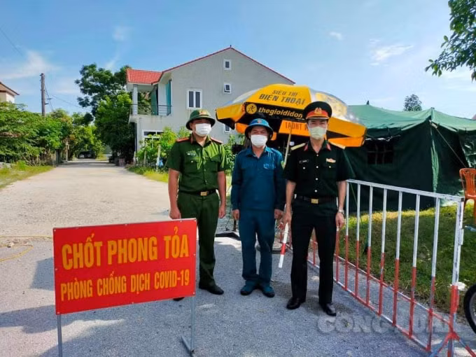 Lực lượng chức năng Hà Tĩnh đã lập nhiều chốt phong tỏa để truy vết, lấy mẫu xét nghiệm Covid-19