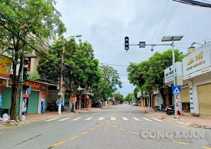 Theo ghi nhận của phóng viên, nhiều tuyến đường đông đúc xe cộ ở thành phố Hà Tĩnh: như đường Phan Đình Phùng, Trần Phú, Xuân Diệu, Nguyễn Du, Hải Thượng Lãn Ông, Lý Tự Trọng.... trở nên vắng vẻ, thoáng đãng. Lượng người qua lại bằng phương tiện như xe máy, ôtô chỉ đếm trên đầu ngón tay. Vỉa hè 2 bên vắng bóng người đi bộ.