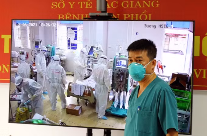 Hiện nay các bác sĩ vẫn ngày đêm cấp cứu cho các bệnh nhân mắc COVID-19 nặng (ảnh TL).