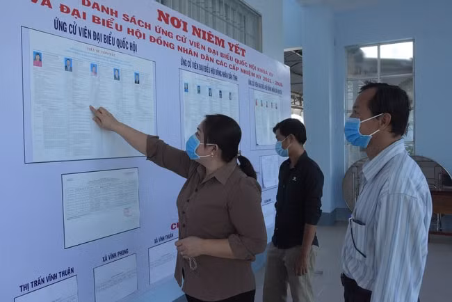 Cử tri xem tiểu sử ứng viên ĐBQH, đại biểu HĐND.