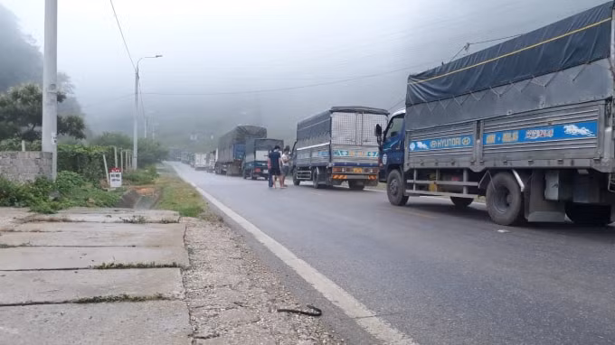 Các phương tiện ùn tắc kéo dài.