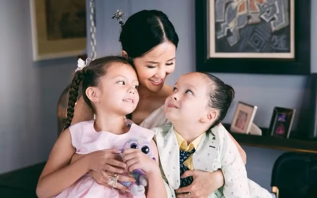 Hai bé và Hồng Nhung hiện đang ở Việt Nam và đi học tại một trường quốc tế sau khi trở về từ Mỹ.