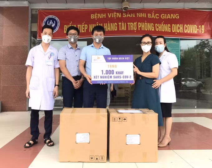 Tập đoàn BV Group trao tặng khay xét nghiệm virus SARS-CoV-2 tại Bệnh viện Sản nhi.