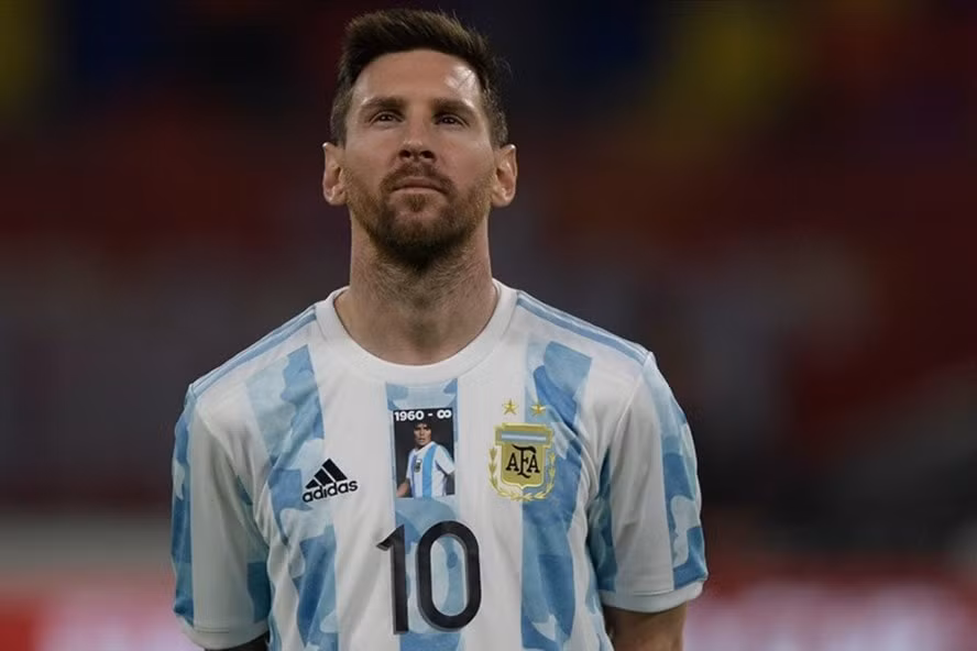 Siêu sao Messi và các đồng đội mặc áo in hình Maradona. Ảnh: AFA