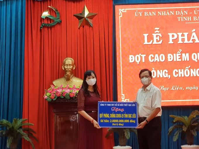 Doanh nghiệp trên địa bàn quyên góp ủng hộ quỹ phòng, chống dịch bệnh Covid-19. (Ảnh: Minh Luân)