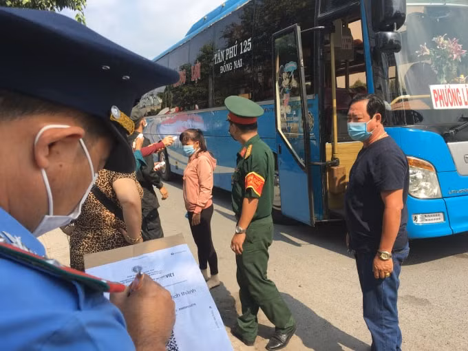 Lực lượng chức năng kiểm tra y tế hành khách di chuyển ngang qua địa bàn tỉnh Đồng Nai.