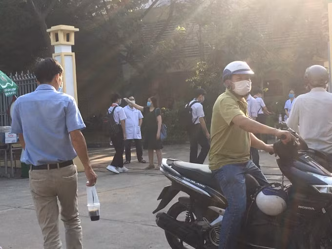Các thí sinh tham dự kỳ thi chấp hành tốt các quy định phòng chống dịch bệnh Covid-19.