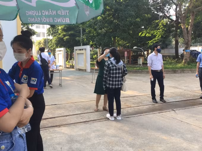 Các thí sinh được kiểm tra y tế trước khi vào điểm thi.