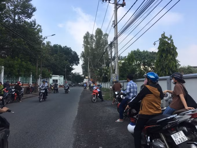 Không còn cảnh tụ tập bàn tán như mọi năm, mỗi phụ huynh đứng một góc riêng hồi họp chờ đợi các thí sinh.