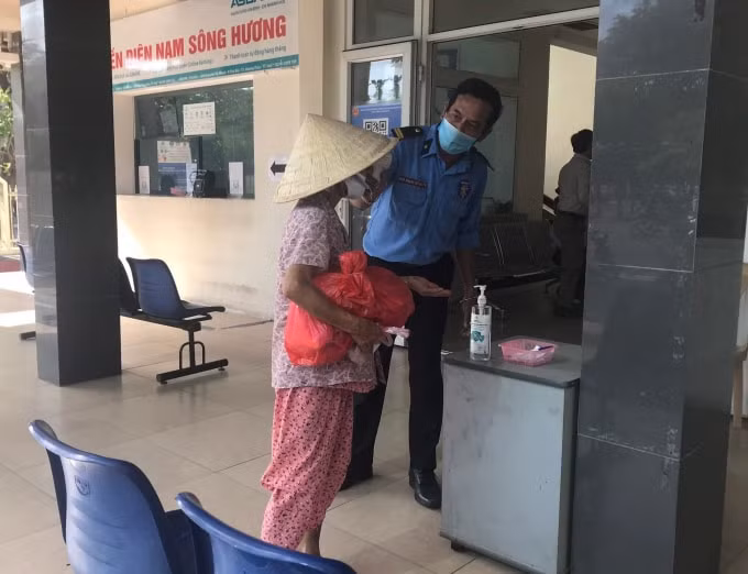 Đảm bảo công tác phòng chống dịch cho người dân đến công ty giao dịch.