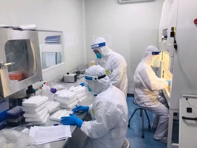 Nam sinh ở Long An và anh trai cùng mắc Covid-19 nhiễm biến chủng Ấn Độ. Ảnh: minh họa