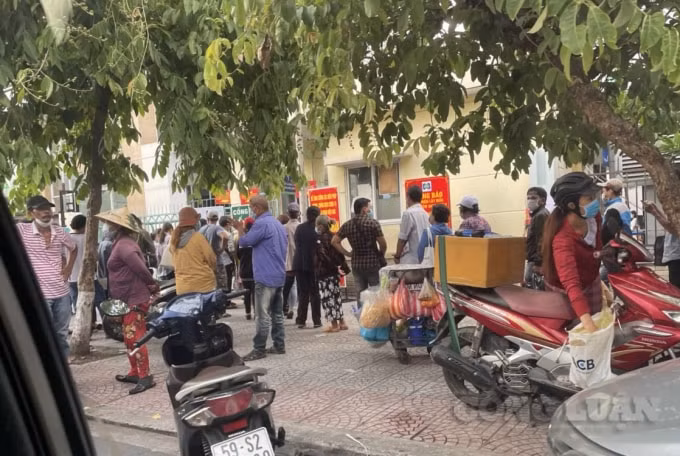 Trước cổng bệnh viện, không chỉ có lượt người đến thăm/ khám mà còn có các hàng rong chen lấn.