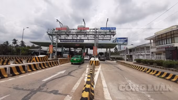 Trạm thu phí BOT cầu Rạch Miễu. Ảnh: NT