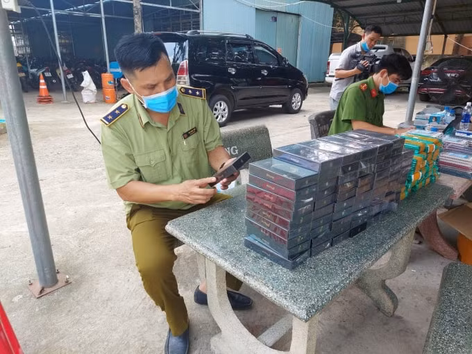 Bình Phước tóm gọn 7.500 smartphone Samsung, iPhone có dấu hiệu nhập lậu.