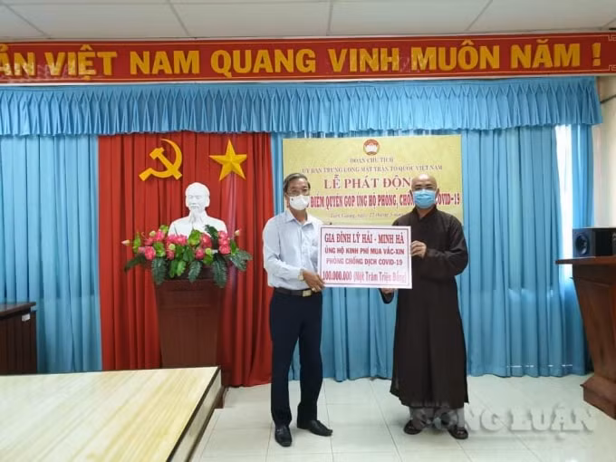 Một gia đình ủng hộ 100 triệu đồng.
