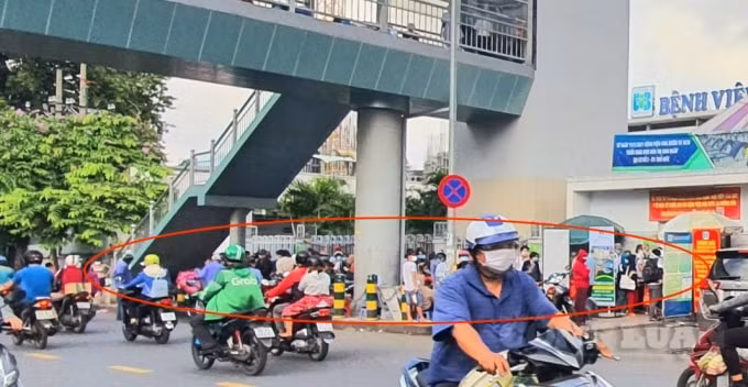 Hàng trăm người xếp hàng chen lấn trước cổng cơ sở số 1 trên đường Nơ Trang Long (Bình Thạnh)