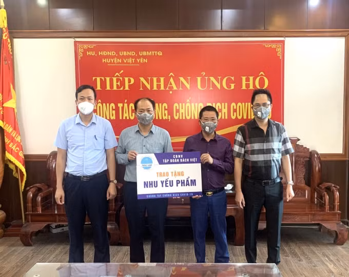 CBNV BV Group trao tặng nhu yếu phẩm cho MTTQ huyện Việt Yên.