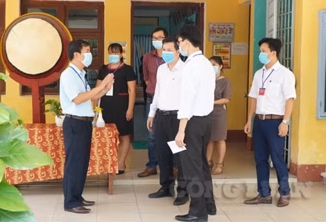 Ông Nguyễn Văn Phương- Phó Chủ tịch UBND tỉnh Thừa Thừa Thiên Huế đi kiểm tra các điểm thi.