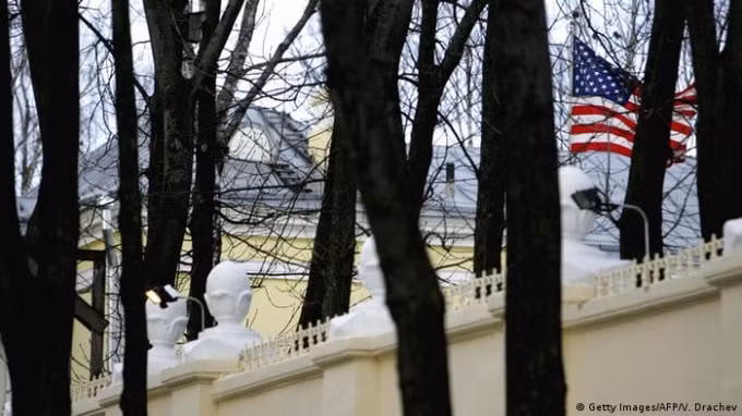 Một lá cờ Hoa Kỳ bay sau hàng rào của Đại sứ quán Hoa Kỳ ở Minsk. Ảnh: AFP