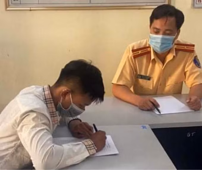 Nam thanh niên bốc đầu xe tại cơ quan công an.