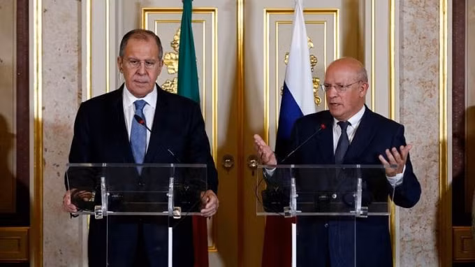 Ngoại trưởng Nga Sergei Lavrov (trái) cảnh báo EU về các lệnh trừng phạt mới - Ảnh: Reuters