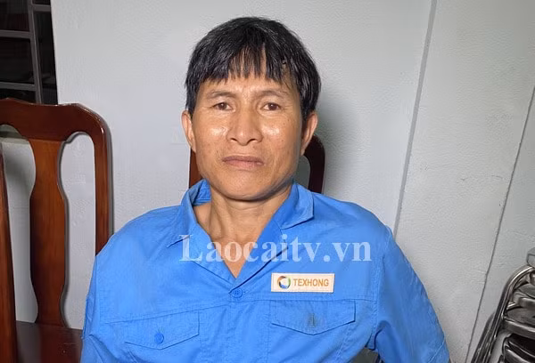 Đối tượng Tẩn A Khé, nguyên Chủ tịch UBND xã Trịnh Tường buôn bán ma túy bị công an Bát Xát phát hiện,bắt giữ. (Ảnh công an Lào Cai).