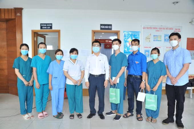 Các sinh viên y khoa của Trường ĐH Y khoa Phạm Ngọc Thạch chuẩn bị lên đường tham gia chống dịch.