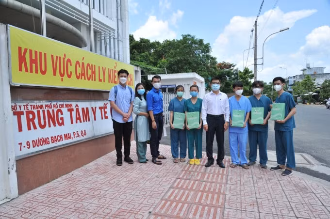 Nhiều sinh viên lần đầu tiên đến hỗ trợ tuyến đầu chống dịch.