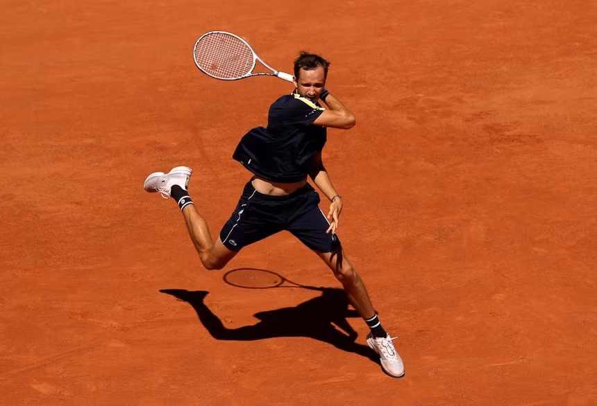 Tay vợt Medvedev lần đầu vào vòng 2 Pháp Mở rộng. Ảnh: Getty Images
