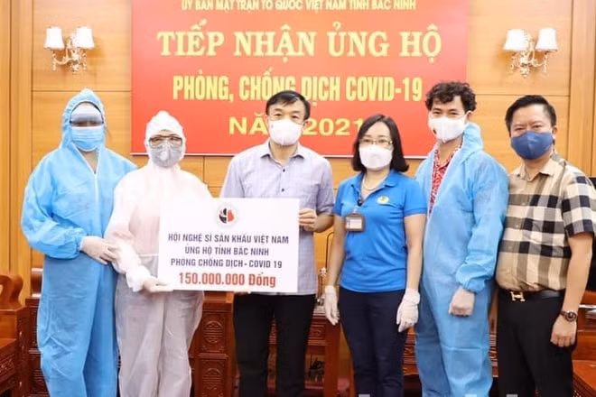 Xuân Bắc cùng Hội Nghệ sĩ Sân khấu Việt Nam về Bắc Ninh trao quà.