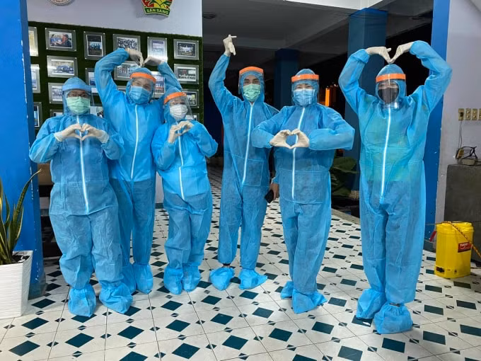 Các nghệ sĩ hỗ trợ việc điều phối, hướng dẫn người dân lấy mẫu xét nghiệm tại một số phường thuộc quận Gò Vấp.