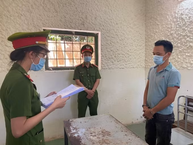 Công an đọc quyết định khởi tố vụ án, khởi tố bị can và lệnh bắt tạm giam tài xế Nguyễn Quốc Tuấn. Ảnh: CACC
