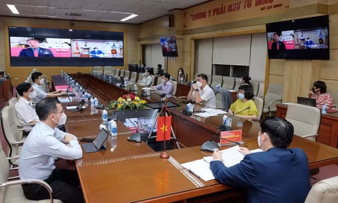 Quang cảnh buổi họp trực tuyến của Bộ Y tế Việt Nam với đại diện của COVAX Facility (ảnh TL).