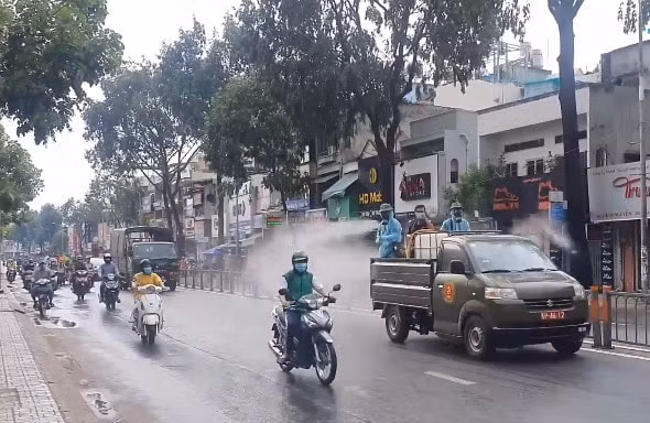 Quân đội phun khử khuẩn phòng dịch Covid-19 ở Q.Gò Vấp. Ảnh: TN