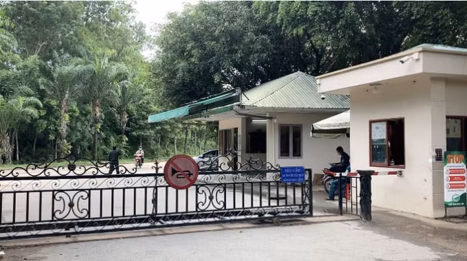 Lực lượng chức năng túc trực ở cổng phụ sân golf. Ảnh: NLĐ