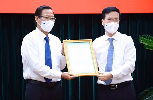 Ông Võ Văn Thưởng - Ủy viên Bộ Chính trị, Thường trực Ban Bí thư trao quyết định cho ông Phan Văn Mãi - phó Bí Thư thường trực Thành ủy TP. HCM. Ảnh: QUANG ĐỊNH