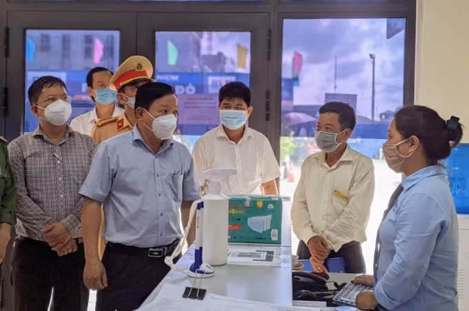 Lãnh đạo thành phố cùng các ngành chức năng kiểm tra công tác phòng chống dịch COVID-19 tại Bến xe Vĩnh Niệm.