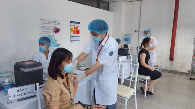 Tiêm chủng đại trà cho 70% dân số, vừa đảm bảo an toàn xã hội, vừa hỗ trợ kinh tế tăng trưởng.
