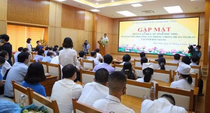 Lãnh đạo UBND tỉnh Phú Thọ gặp mặt động viên các y bác sĩ lên đường chi viện cho tâm dịch Bắc Giang.