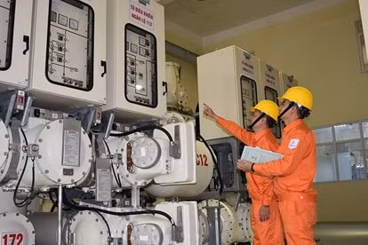 Nhằm tiết kiệm điện năng trong mùa nắng nóng, EVN đã chủ động cắt giảm 100% điện chiếu sáng ở khu vực công cộng.