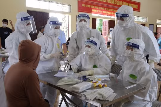 Lực lượng y tế đang căng mình chống dịch tại Bắc Giang.